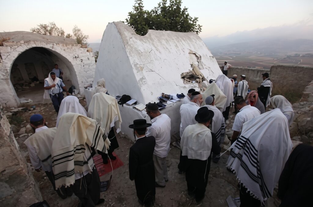 תפילה בקבר אהרון הכהן