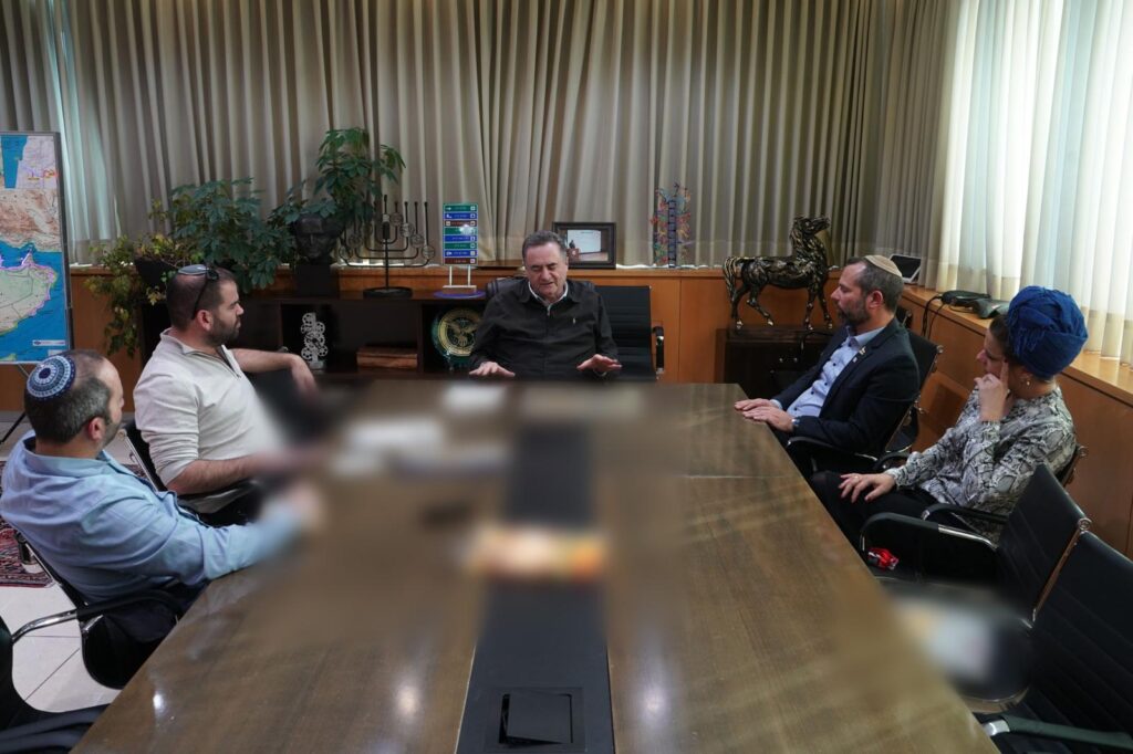 הישיבה בה הוחלט על פתיחת ציר המעוזים