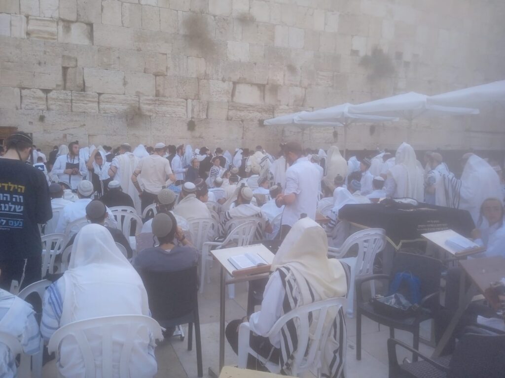 תפילת ראש חודש בכותל.