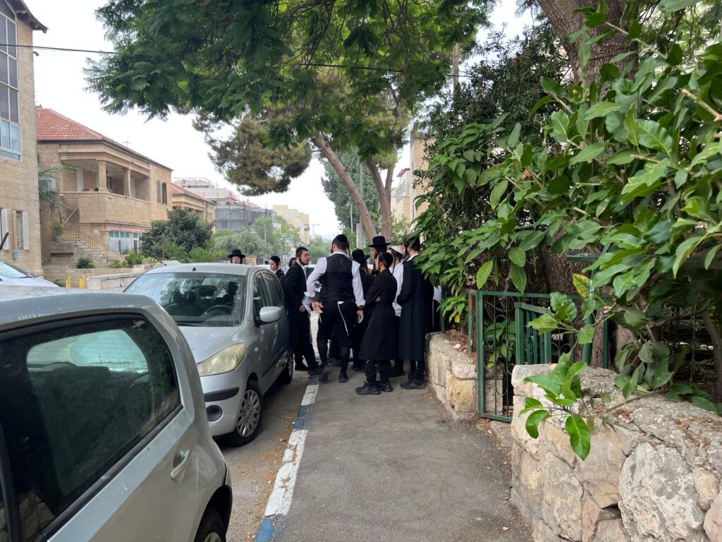 המחאה מול ביתה של יוכי רפפורט. צילום: ללא קרדיט