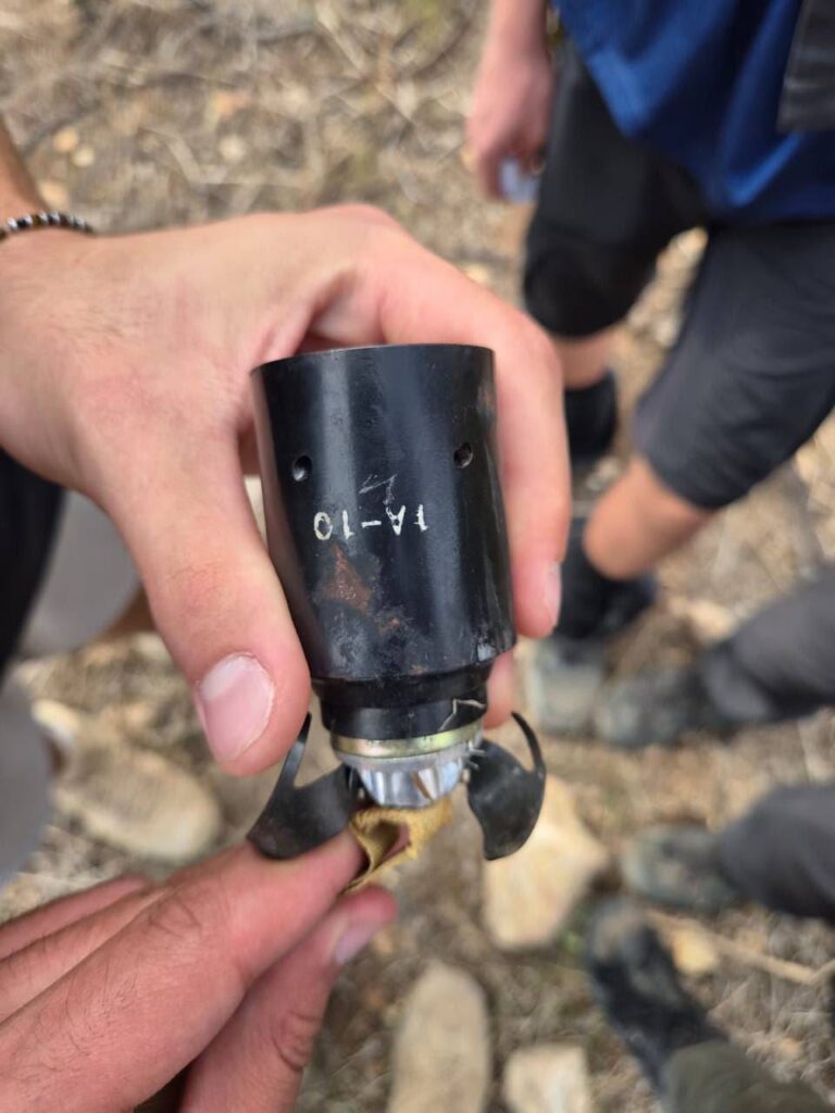 פצצת המצרר הקטנה שהתלמידים מצאו בשטח.