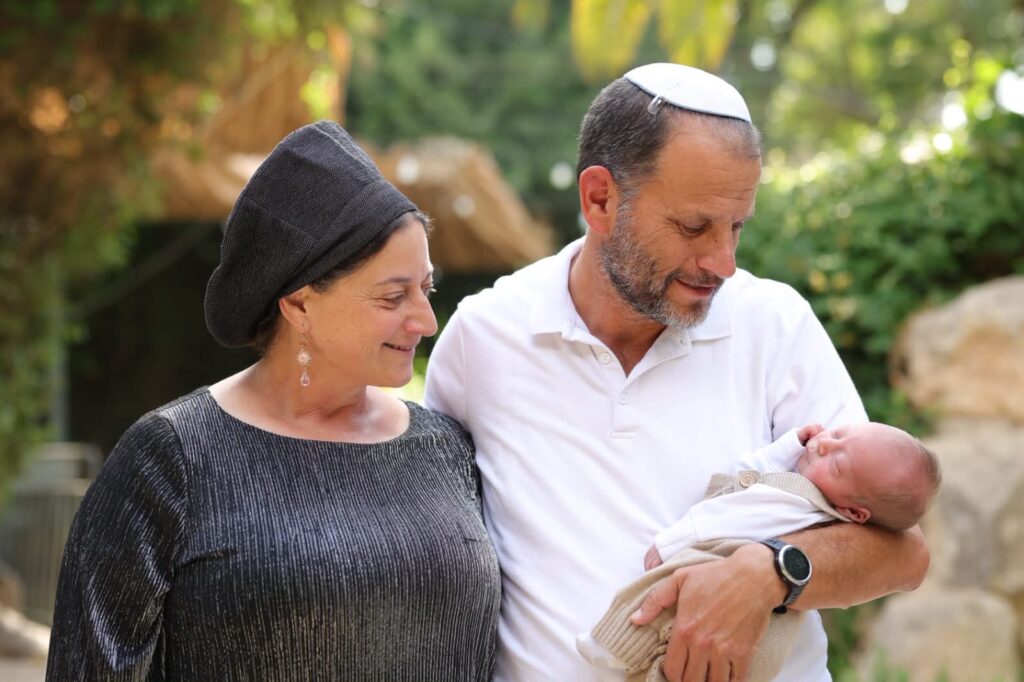 יהושע שרמן עם אשתו סימה והאחיין החדש