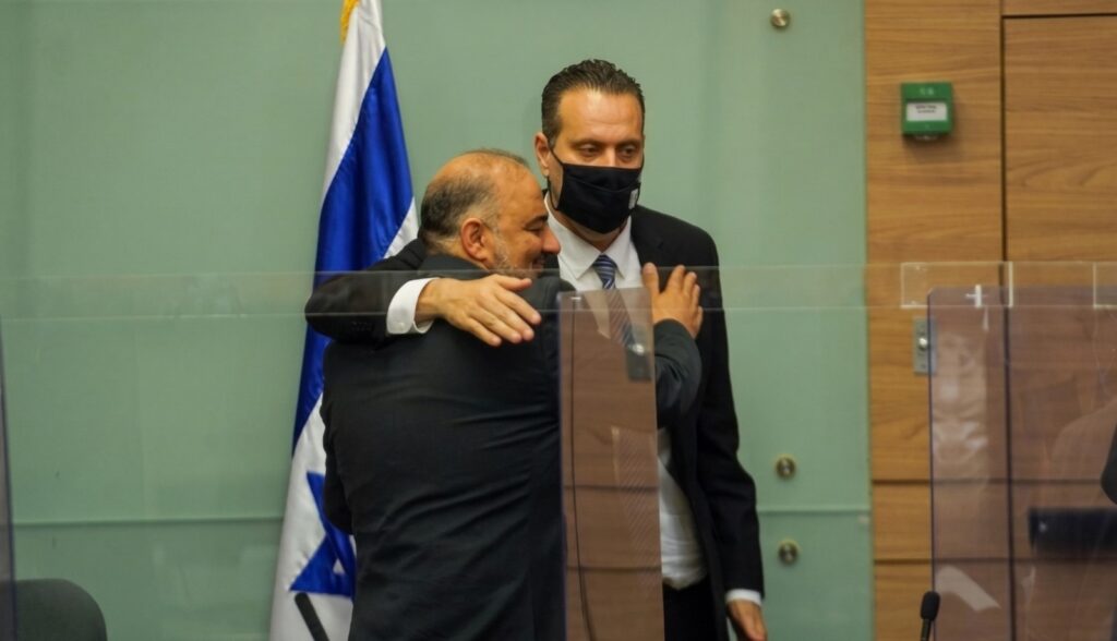 מנסור עבאס מחבק את מיקי זוהר