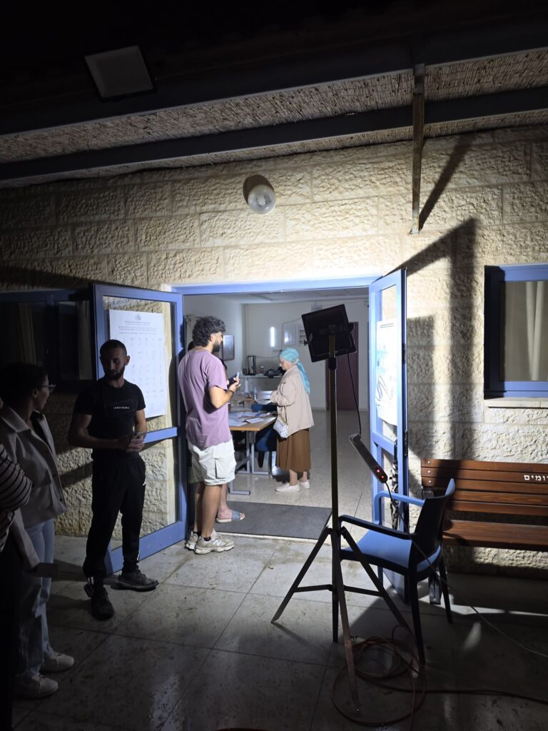 תושבים מצביעים לאור גנרטור בקדומים