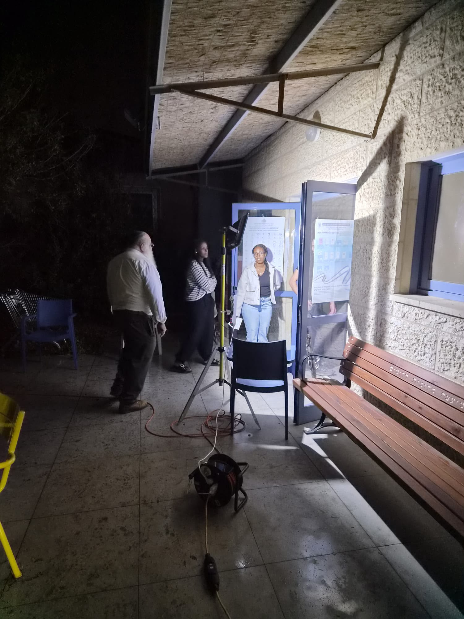 אנשי סגל ליד תחנת ההצבעה המוארת בגנרטור