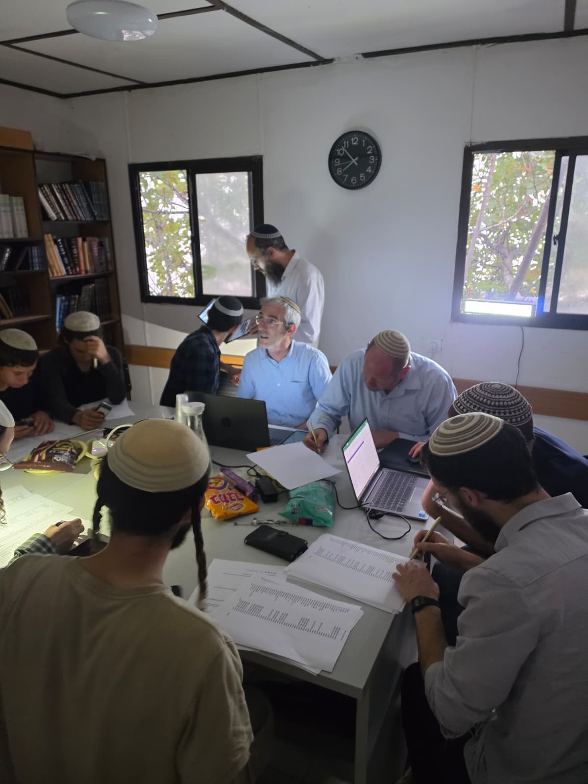 חברי ועדת הקלפי סופרים קולות במטה הבחירות