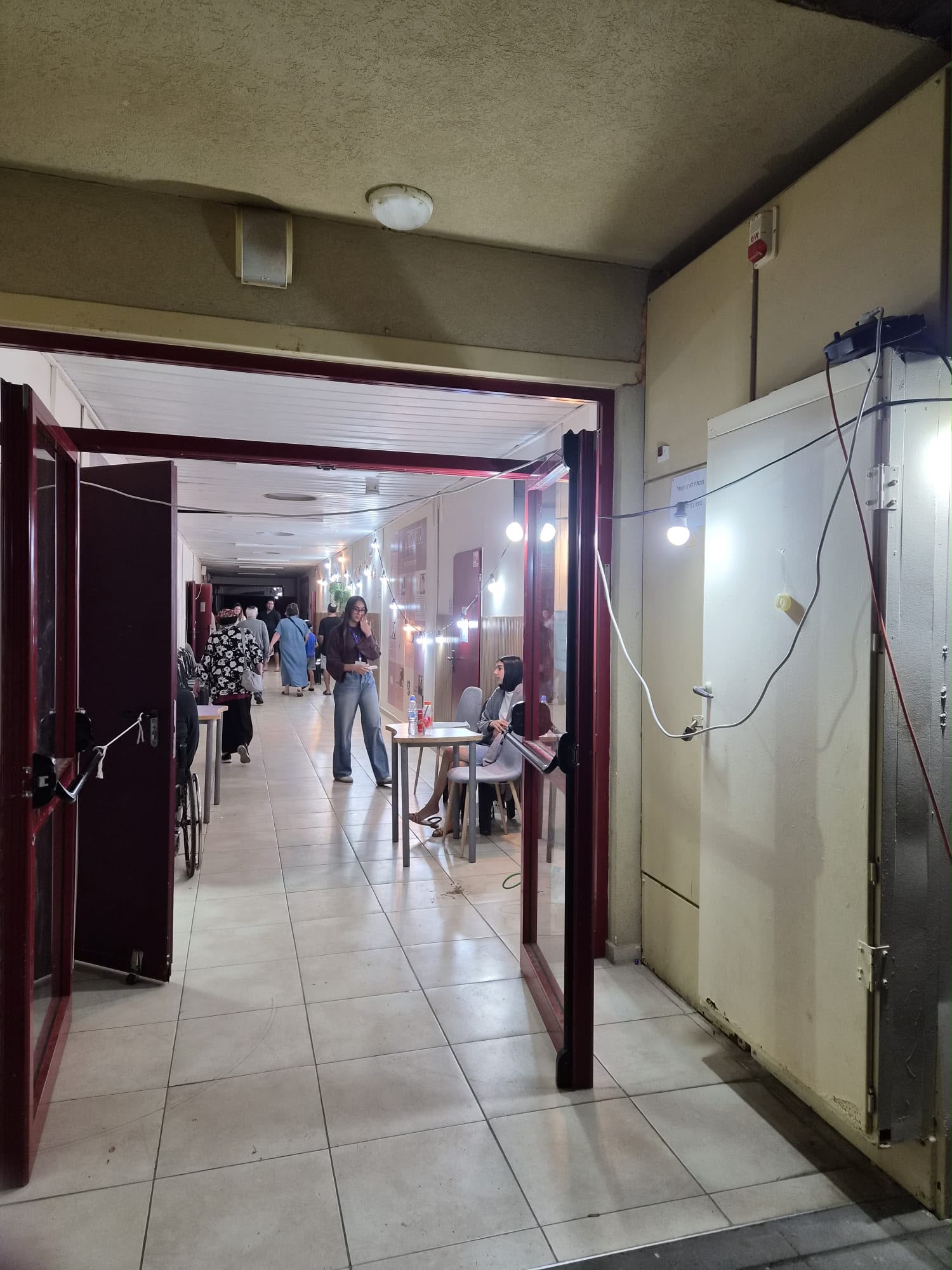 תושבים בתחנת ההצבעה לאחר הפסקת החשמל