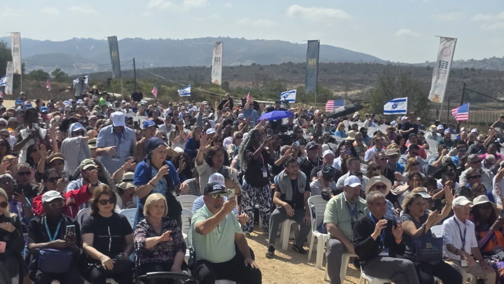 קהל משתתפי הוועידה מניף דגלי ישראל וארה"ב בשילה