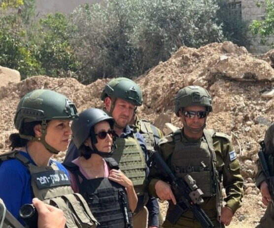 כוחות ביטחון וראשי רשות בסיור בשטח עם נשק וציוד מגן