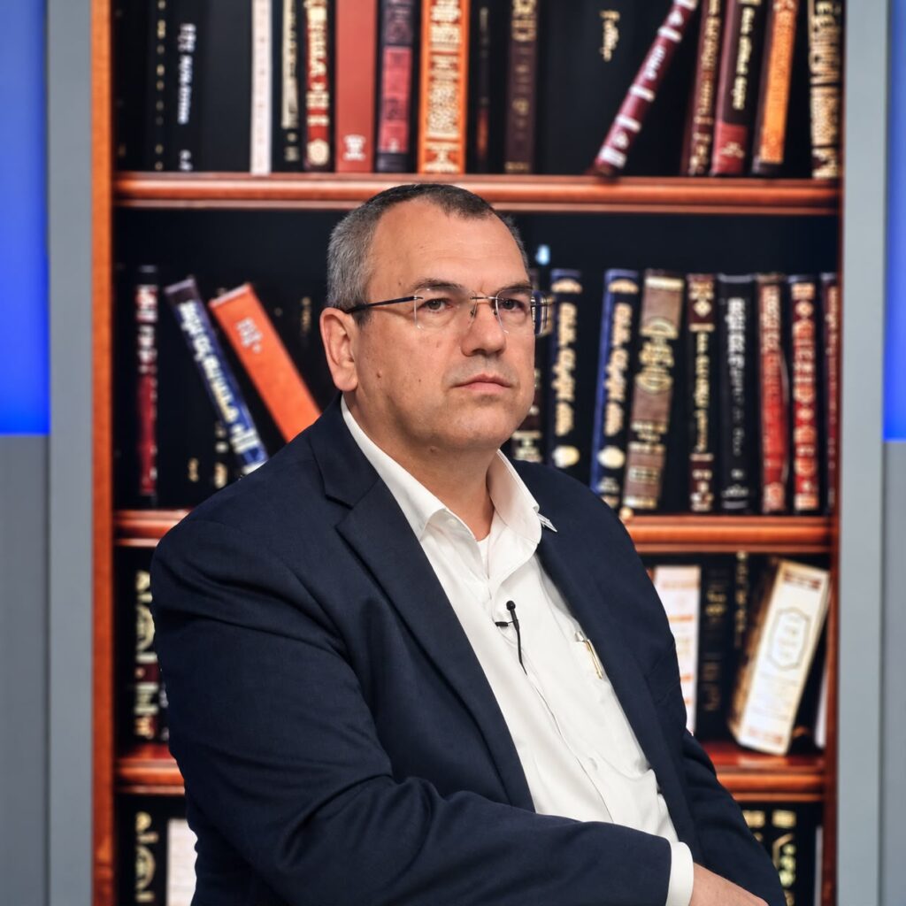 ר' יהודה כהן ז"ל מול ארון ספרים