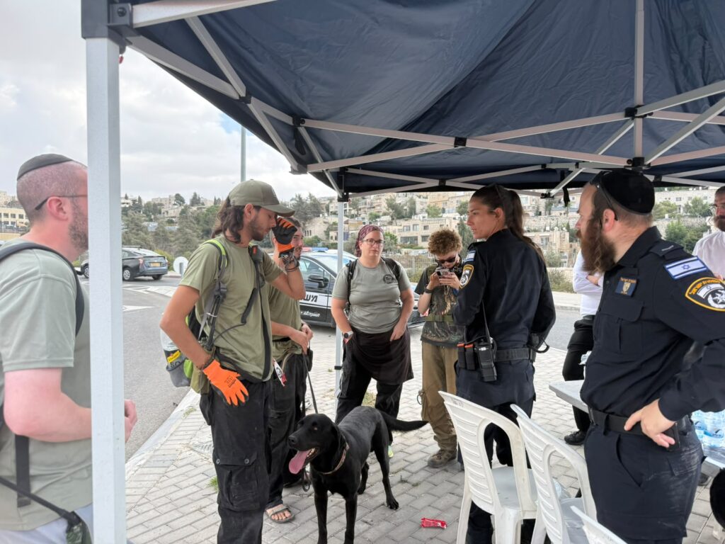 מתנדבי יכ"ל עם כלב וכוחות משטרה בשטח