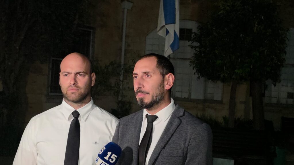 עורכי דין של חוננו מתראיינים לתקשורת בלילה