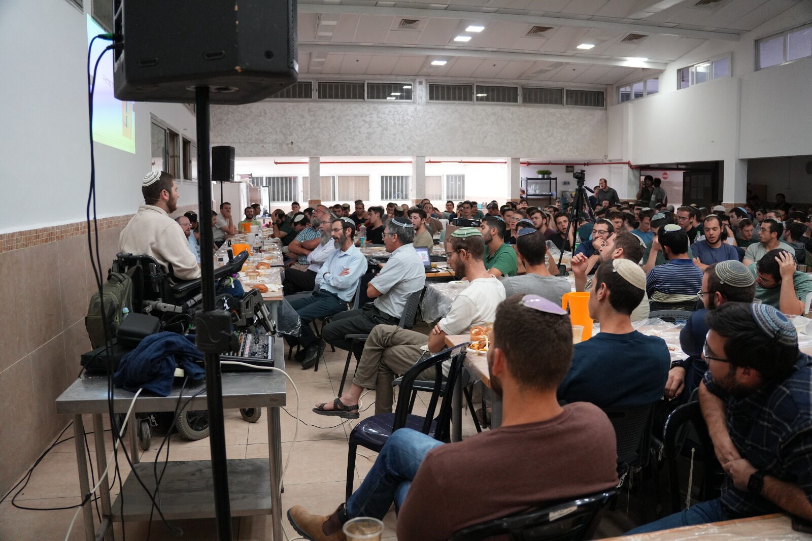 קבלת פנים לפצוע בבית המדרש של הישיבה