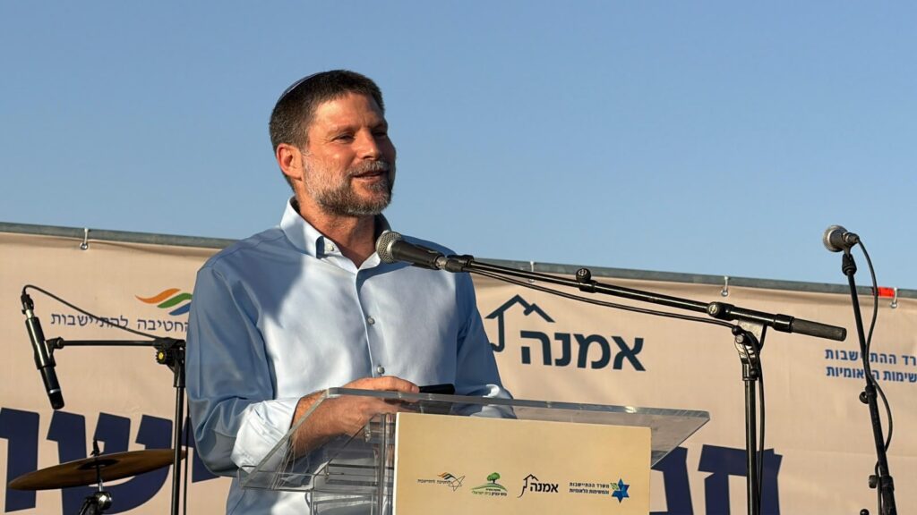 בצלאל סמוטריץ' נואם מול שלט אמנה