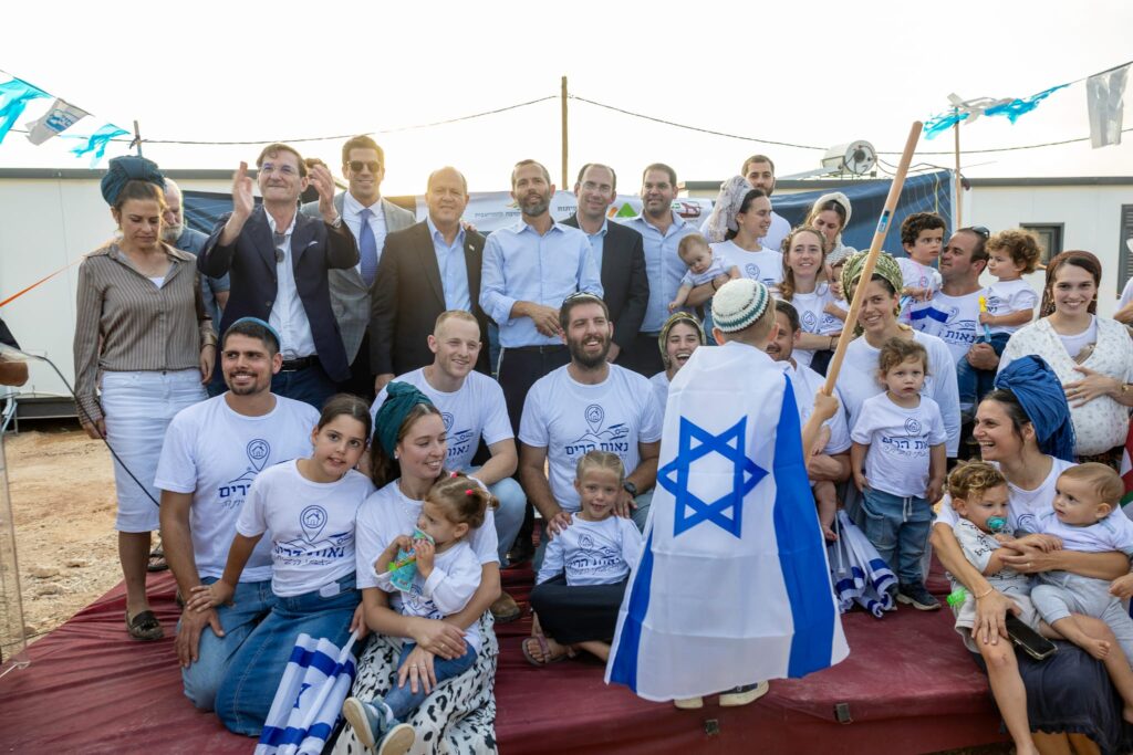 תושבים ושרים חוגגים את הקמת היישוב נאות הרים
