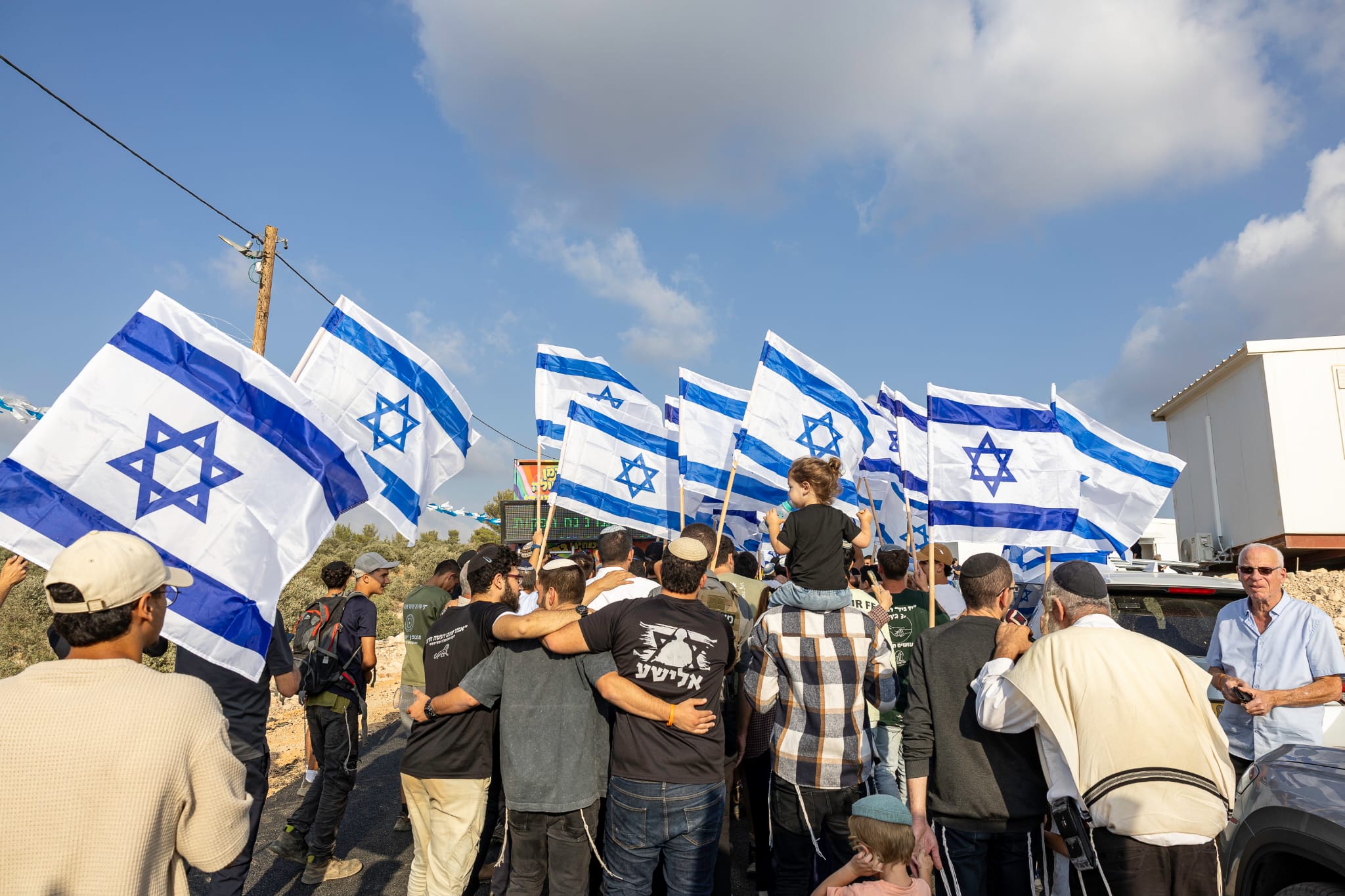 מתיישבים נושאים דגלי ישראל במצעד לציון ההקמה