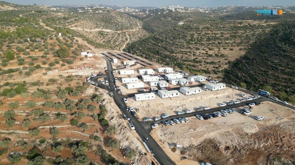 מבט אווירי על בתי הקראוונים ביישוב נאות הרים