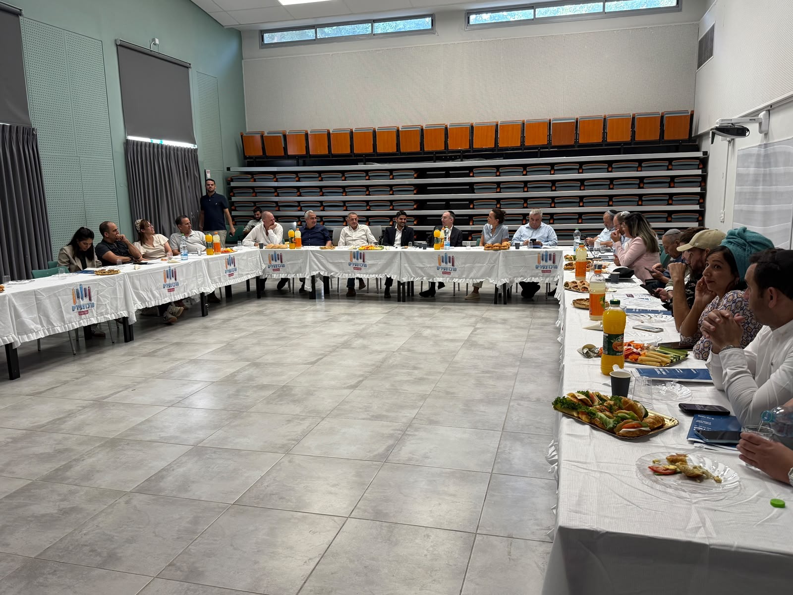 דיון ראשי הרשויות ומנכ"ל משרד הפנים סביב שולחן