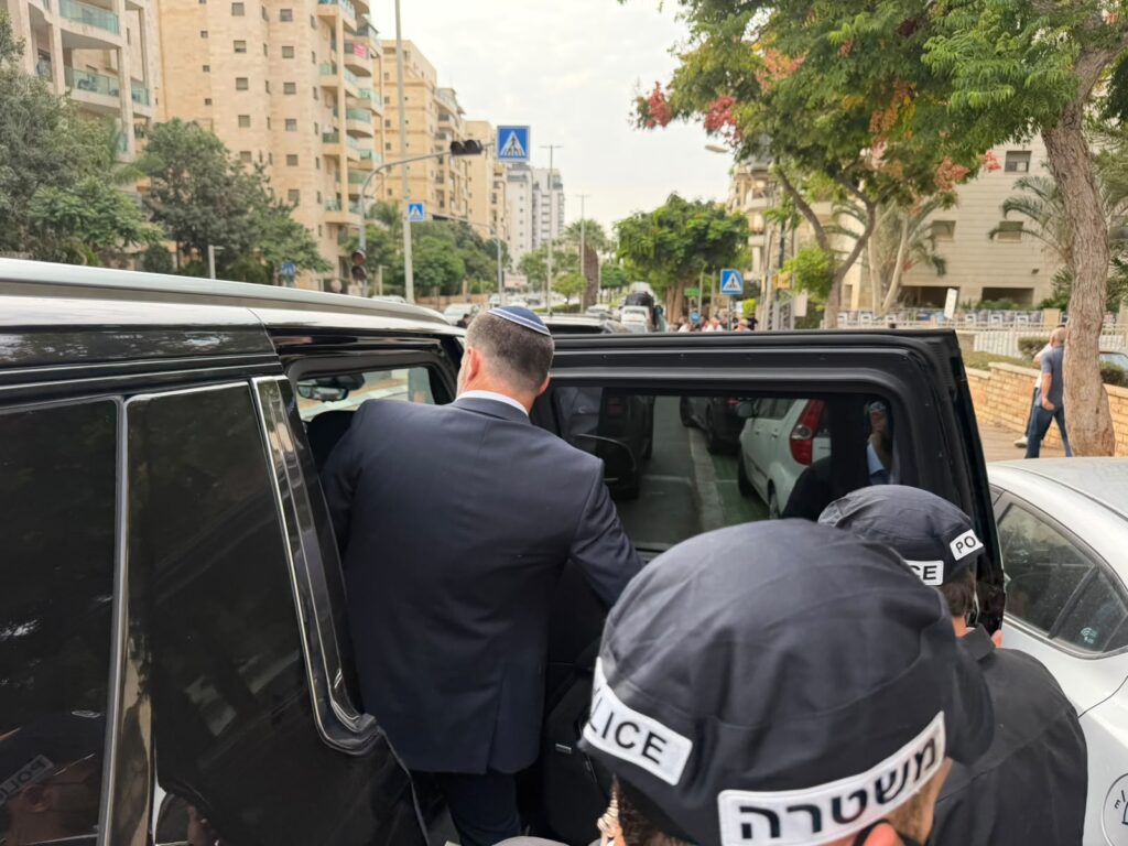 השר סמוטריץ' נכנס לרכב בדרכו לדיון החירום