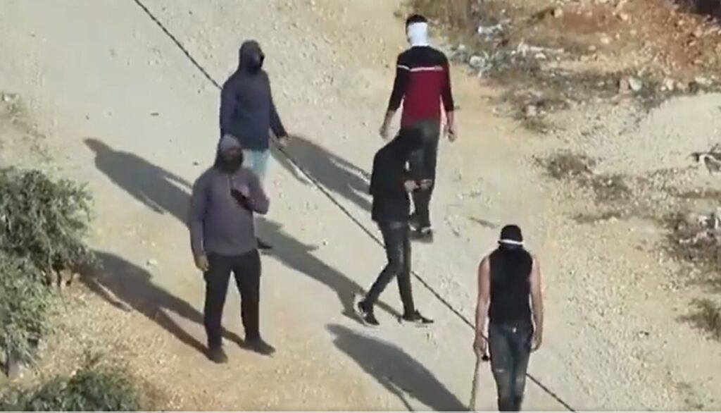 מיטיבים חבושי מסיכות בעימותים בבנימין