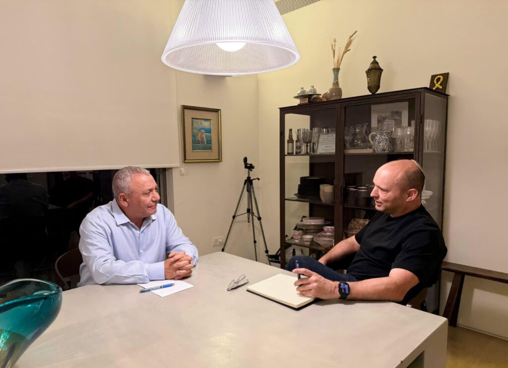 גדי איזנקוט ונפתלי בנט נפגשים ברעננה