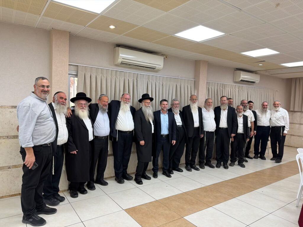 סמוטריץ' ורבנים בכירים מצטלמים יחד