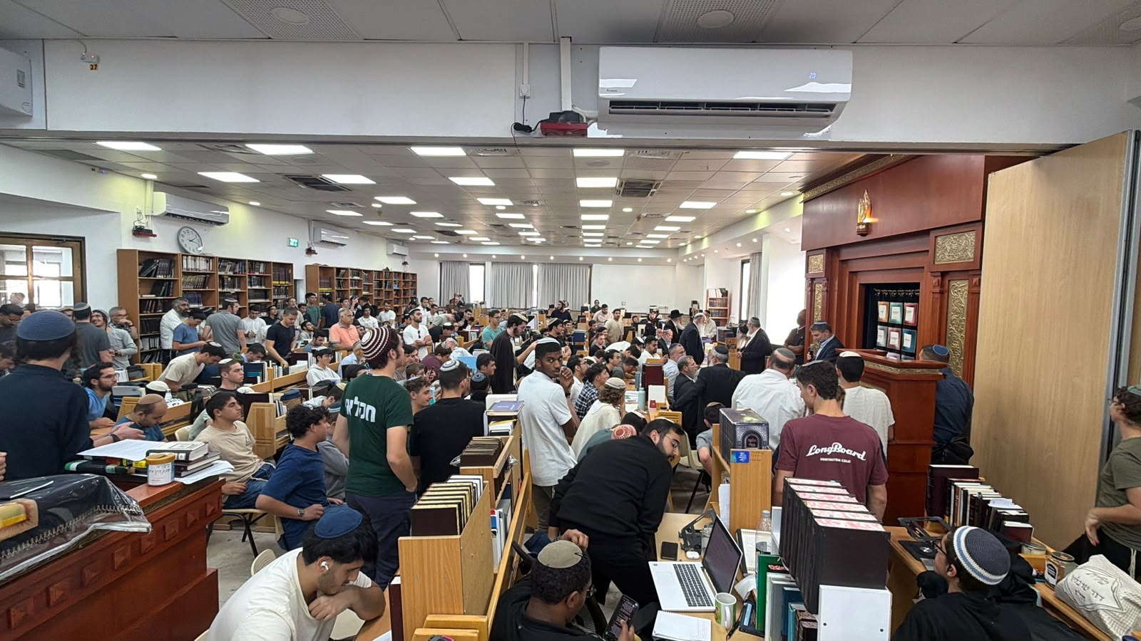תלמידים בבית מדרש גדוש בישיבה