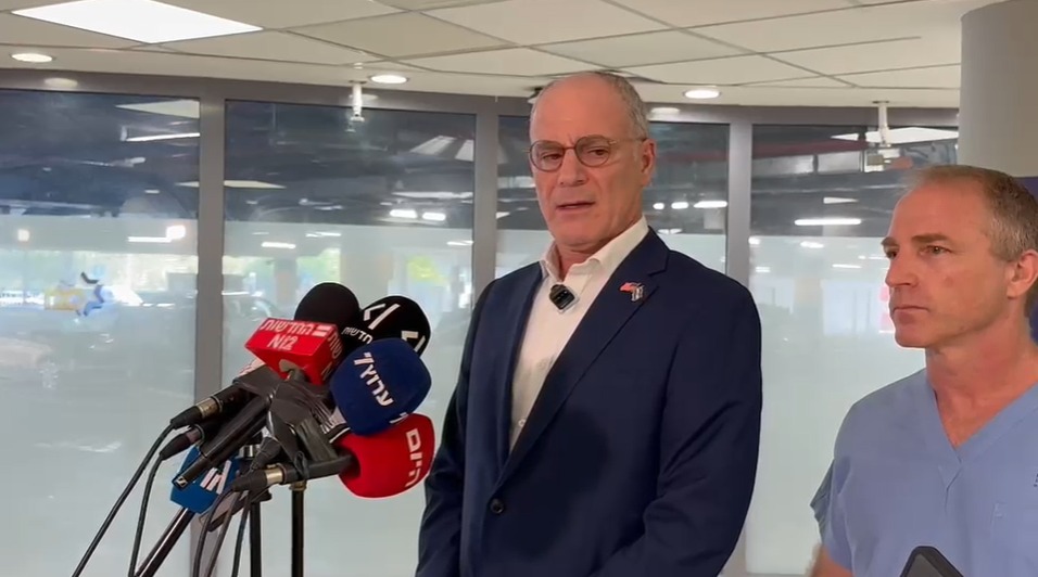 שגריר ישראל בארצות הברית יחיאל לייטר מוסר הודעה לתקשורת בבית החולים שערי צדק