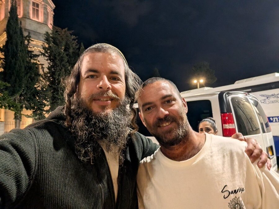 פנחס (חסי) רן עם תומכים לאחר שחרורו