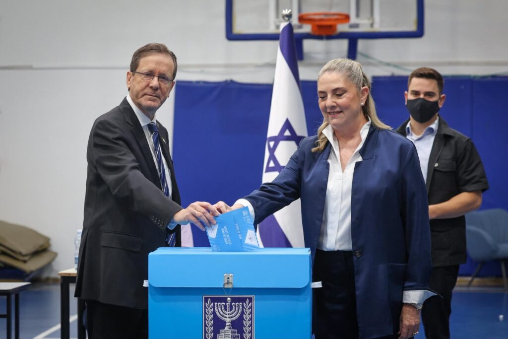נשיא המדינה הרצוג ורעייתו מצביעים