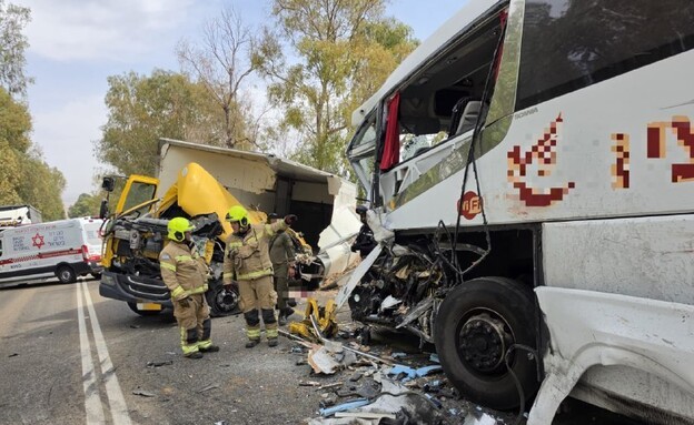 זירת התאונה בין האוטובוס למשאית