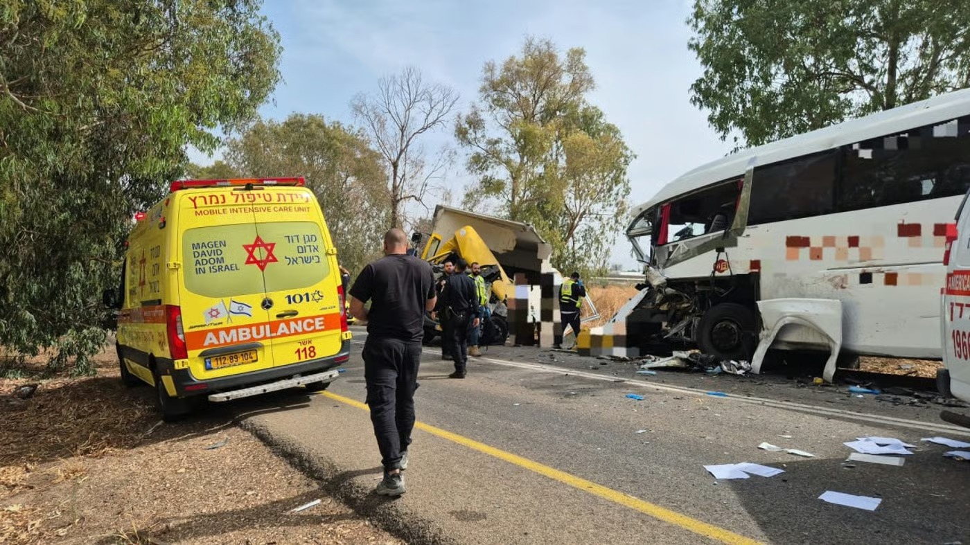 אמבולנס וכוחות הצלה בזירת התאונה