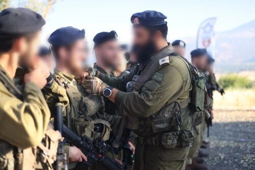 קצין מצמיד דרגות לחייל בטקס שדה