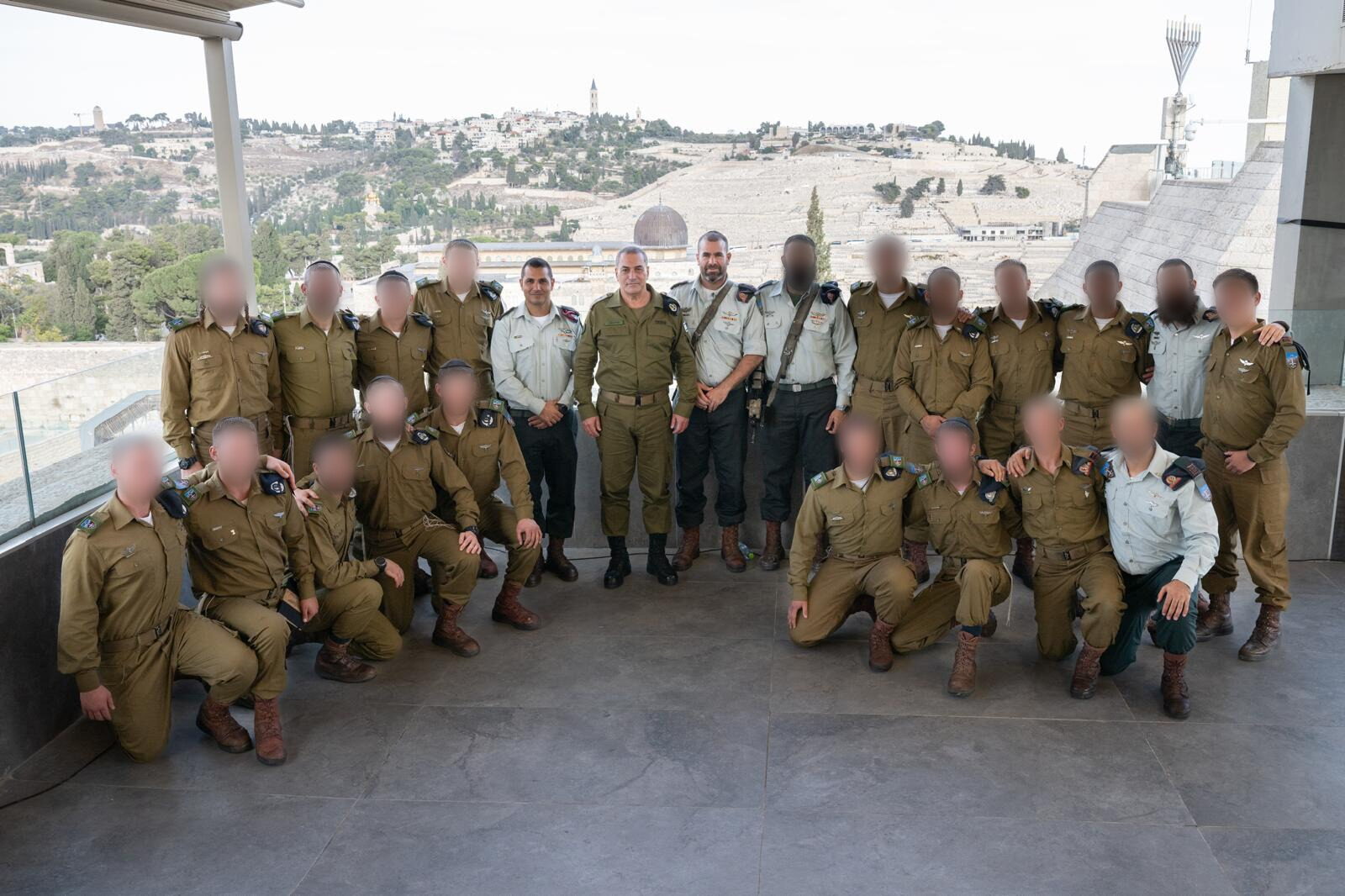 בוגרי הקורס מצטלמים מול הרמטכ"ל בירושלים