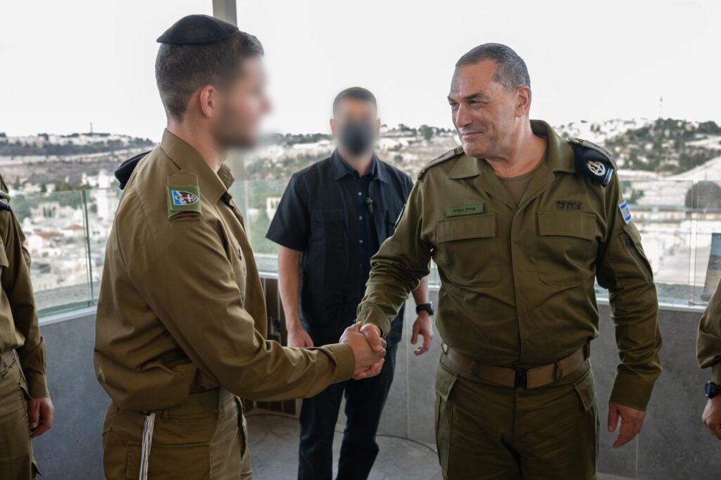 הרמטכ"ל לוחץ יד לבוגר הקורס