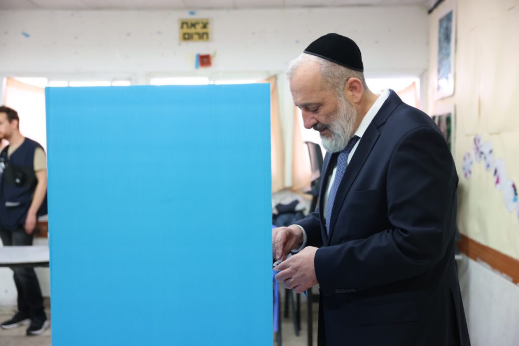 יו"ר ש"ס הרב אריה דרעי בקלפי בהר נוף
