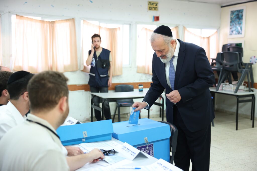 הרב אריה דרעי מצביע בקלפי