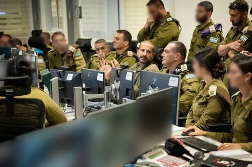חיילים ומפקדים בחדר בקרה באימון מפקדות