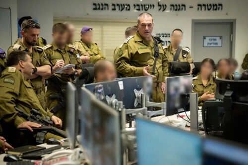קצין מדריך חיילים מול מסכים באימון מפקדות