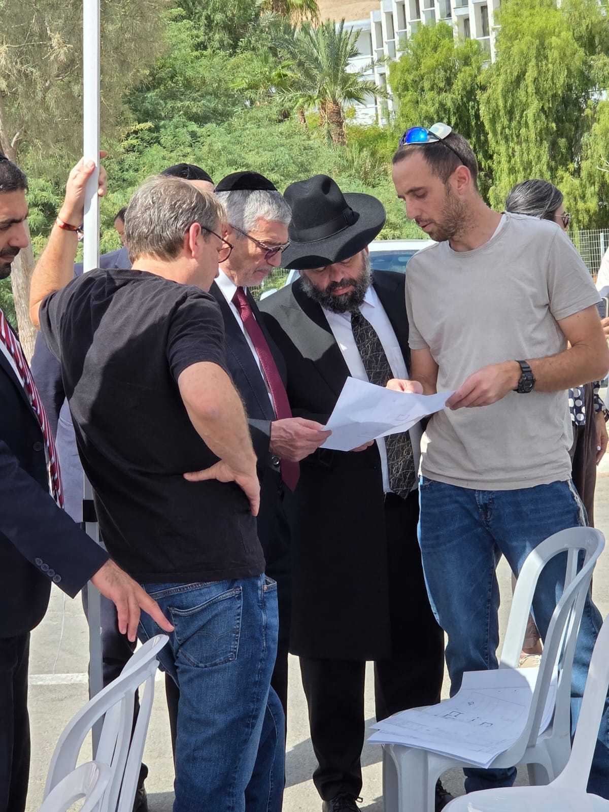 אנשים בוחנים תוכניות הקמה בטקס