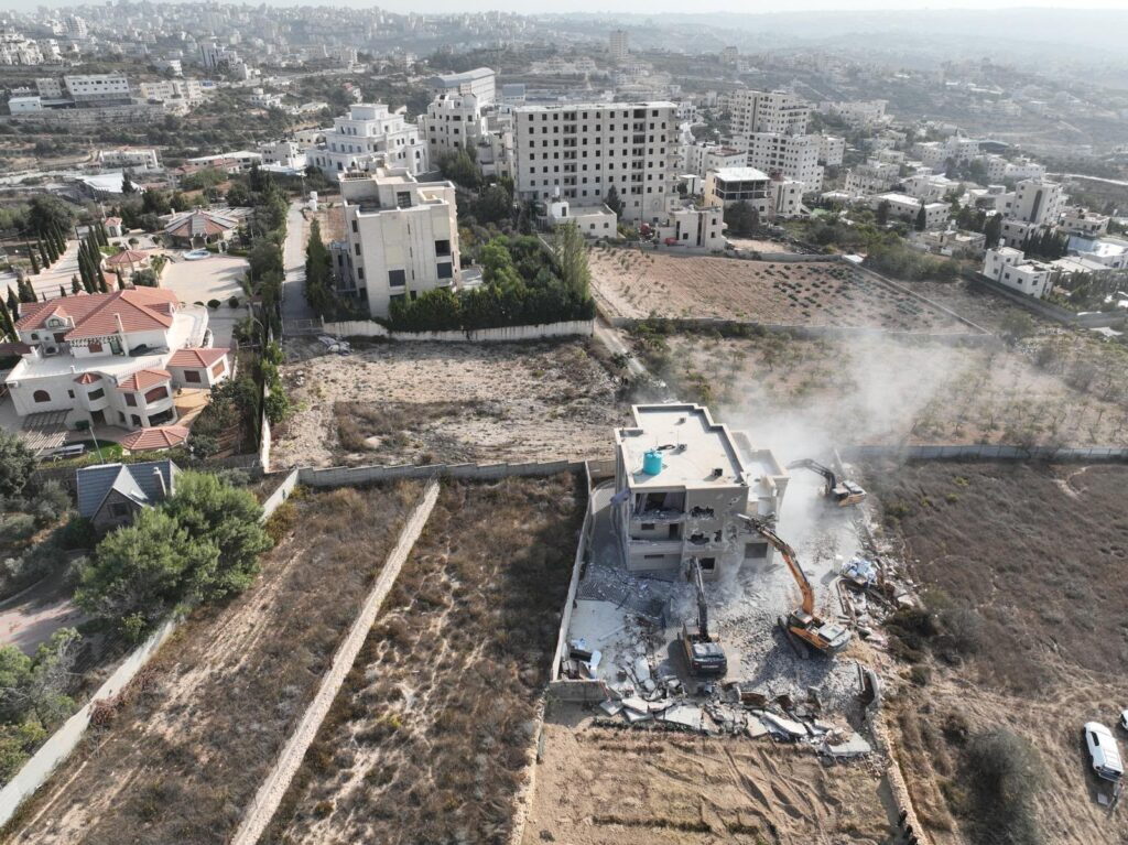 תצלום אווירי של הריסת מבנה בחברון