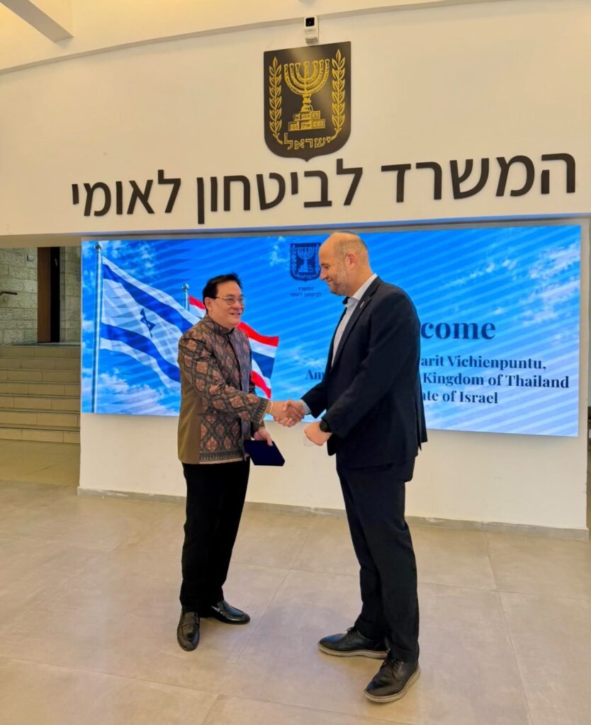 רפול אנגל לוחץ ידיים עם שגריר תאילנד במשרד לביטחון לאומי