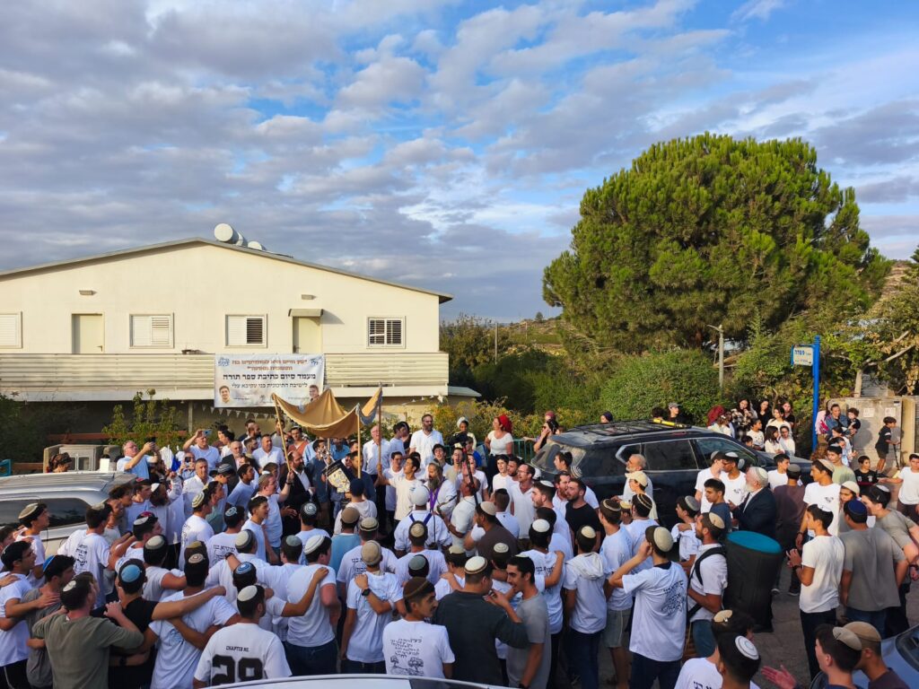 קהל רב בטקס הכנסת ספר תורה ביישוב