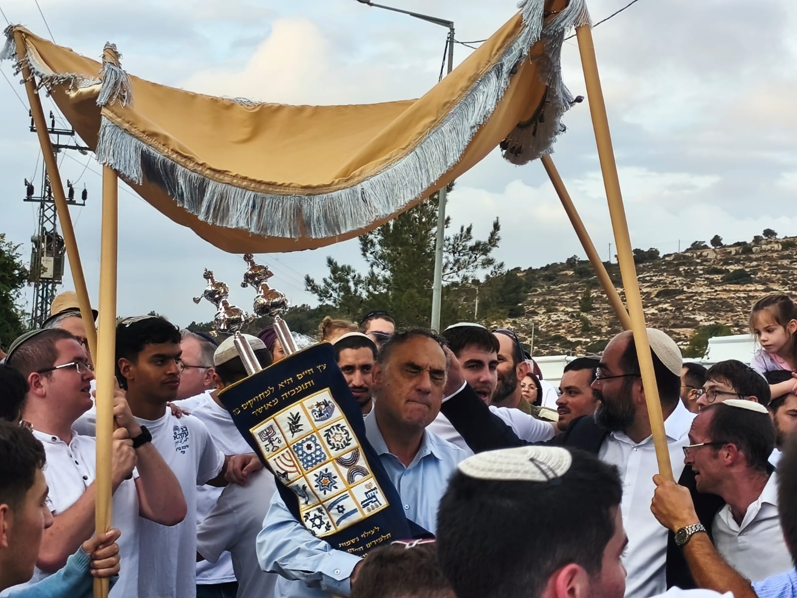 ספר התורה מתחת לחופה בטקס ההכנסה