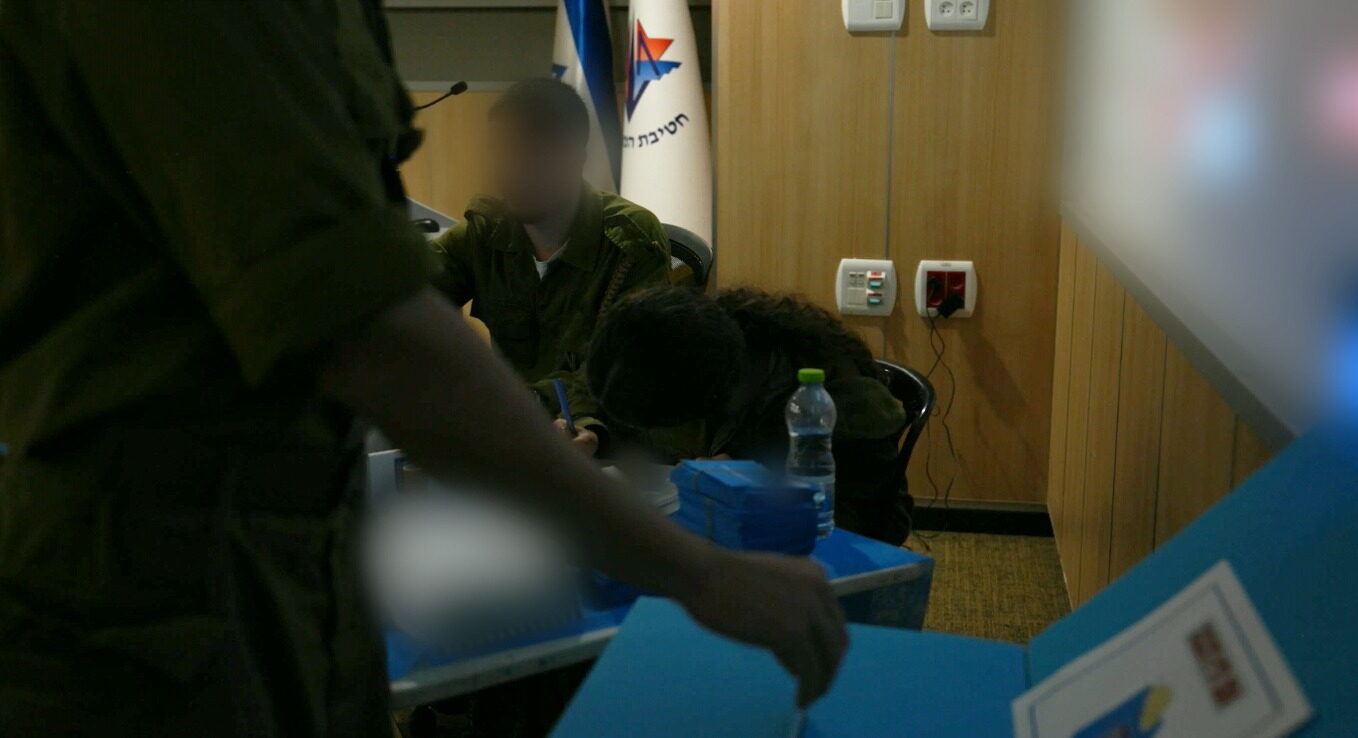 חיילים בקלפי הצבאית בחטיבת המבצעים