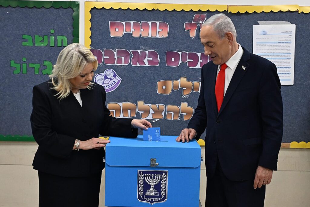 ראש הממשלה נתניהו ורעייתו שרה מצביעים בקלפי