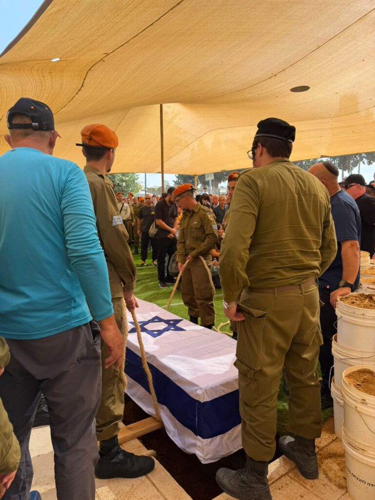 חיילים נושאים ארון עטוף בדגל ישראל לקבורה