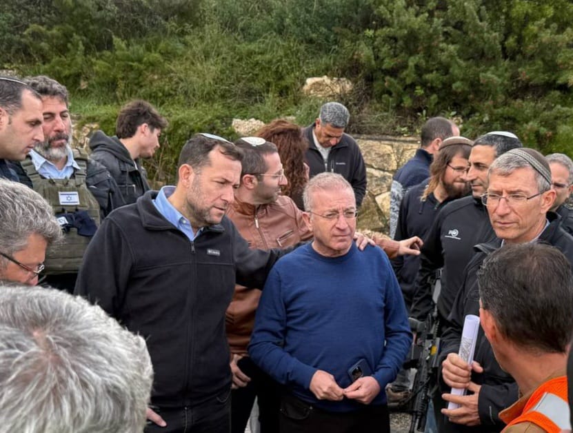 יוסי דגן ואנשים בביקור בשטח בכביש