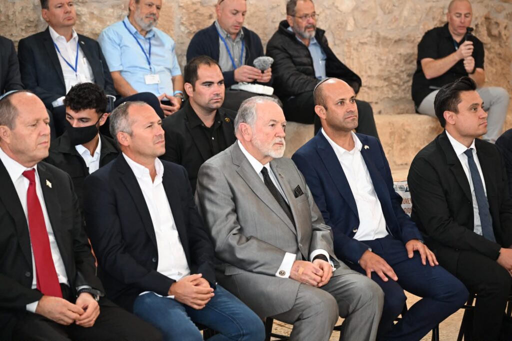 משתתפים יושבים באירוע כנס יהודה בסוסיא
