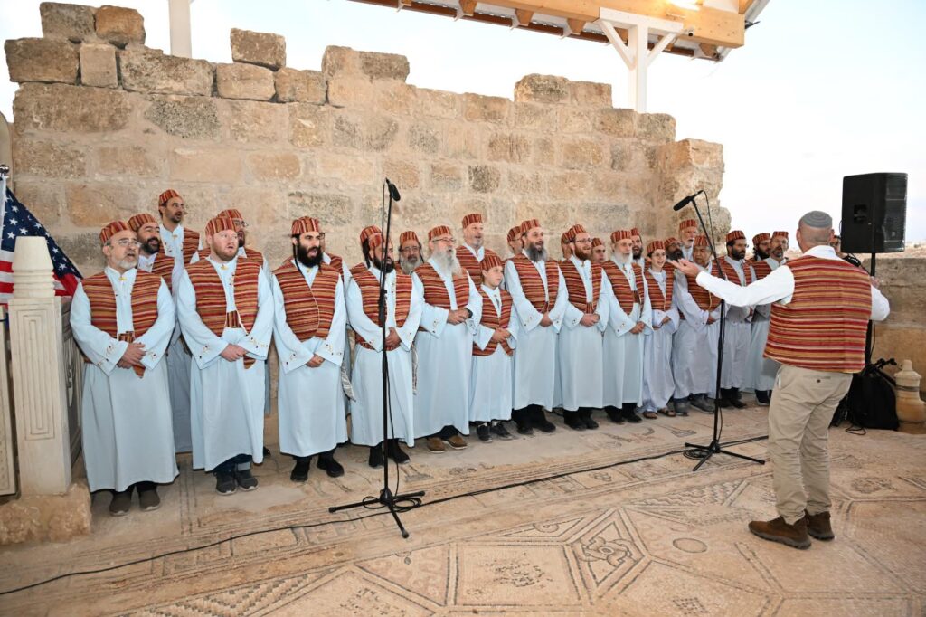 מקהלה בלבוש מסורתי שרה בכנס